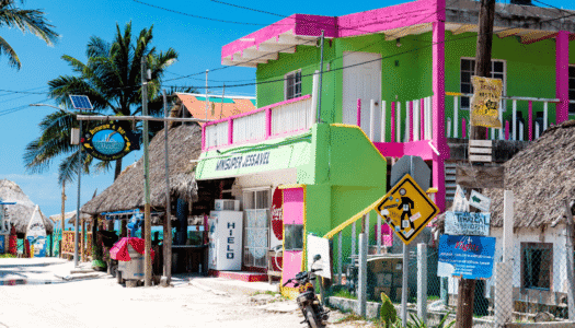 Holbox-ile-maisons-colorees-image