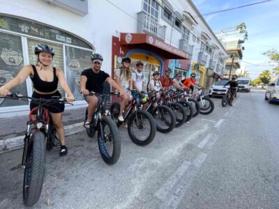 Touristes-velo-playa-del-carmen-image